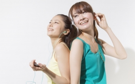 韩国09年8月最新高清晰像素女性欢快跳跃快乐生活桌面壁纸素材