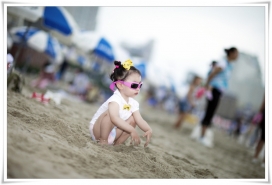 四张韩国夏季海滩玩耍的戴墨镜小女孩