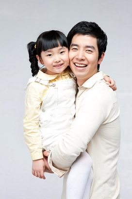 韩国2010年最新一套超级清爽干净型-家庭温馨组合全家福摄影图片欣赏