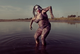 乌克兰摄影师 Jonathan May:沼泽戴丑陋面具的女人家族