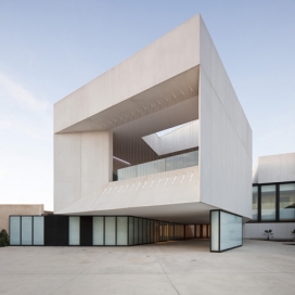 西班牙韦尔瓦-大体积混凝土的咖啡馆建筑设计
