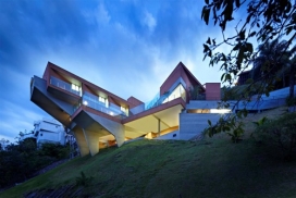 巴西建筑师Anastasia Arquitetos-30度的斜坡上的三层家别墅