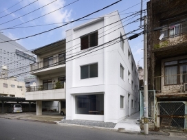 日本三层楼的白色居民楼房住宅建筑