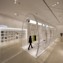 日本大阪服装时装商店-白色的笼状隧道