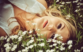 美丽躺在草地上的金发女模特