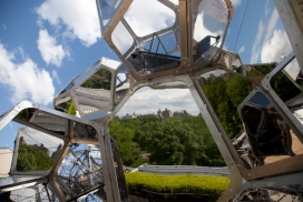 天空中-玻璃抛光钢的纽约大都会艺术博物馆屋顶