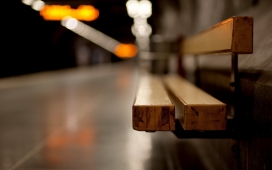 高清晰公交地铁车站木头板凳