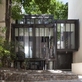 位于巴黎6区逐渐上升步骤的楼层房子-可以瞥见通过其釉面门面上的百叶窗
