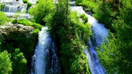 水帘白瀑-高清晰绿色环境下的瀑布壁纸