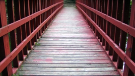 高清晰红色窄桥-铁锁桥木桥壁纸