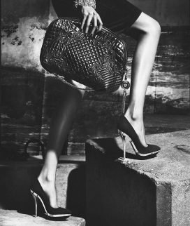 黑色秋天-意大利奢侈时装品牌Versace范思哲时尚黑白人像欣赏-短金发头巾和深色的嘴唇别致的时装展示