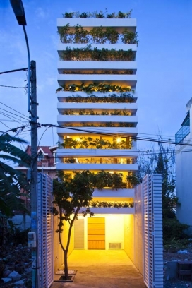 胡志明市十几层的垂直花园混凝土花盆公寓建筑-建筑20米高，但宽只有4米，越南的典型
