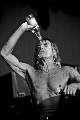 Iggy流行音乐老年人肌肉歌手黑白人像-英国Martin Barratt摄影师作品