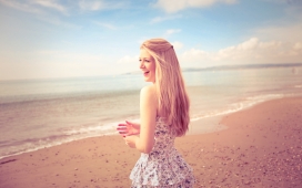 娇羞可爱-高清晰站在沙滩旁法国金发美女壁纸