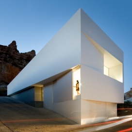 长方体层叠错觉的漂亮白色房子-西班牙Fran Silvestre Arquitectos建筑工作室作品-三层楼房，建立在悬崖边上