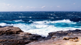 惊涛拍岸-漂亮的蓝色海岸线美景壁纸