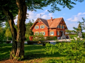 梦想中的房子-大树美景旁边的红色房子