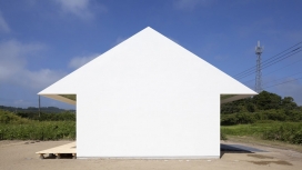 纯白色的箭头房屋-东京国际International皇家建筑事务所作品，外观是完全包裹在防水玻璃纤维增强聚合物里面