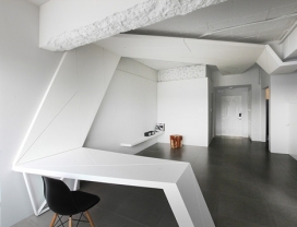 一个白色的墙，桌子折叠起来像一张皱巴巴飞机机翼的首尔公寓，AnLstudio建筑工作室作品