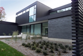 加拿大现代黑与白的两层现代住宅楼-Guido Costantino建筑师作品