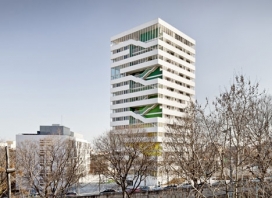 17层高的房屋-西班牙巴塞罗那Pau Vidal建筑师作品，建筑分为三个社区，每个社区都分配了一个不同的颜色，以方便定位