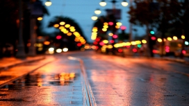 高清晰阴雨的夜间街道壁纸