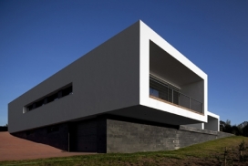 U-House山顶上的房子-葡萄牙Jorge Graca Costa建筑师作品，专为一个专业的冲浪者和他的家人设计
