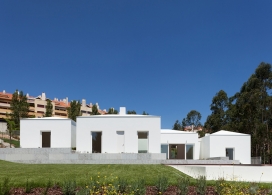 葡萄牙里斯本郊区高尔夫球场5个连接在一起的较小房子-CHP建筑机构作品