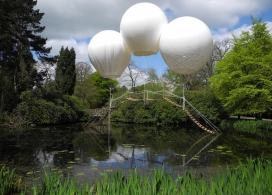 三个巨大热气球飘起绳桥塔顿公园桥-法国Olivier Grossetête设计师作品，湖中的历史建筑在英格兰西北部