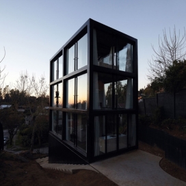 山坡上类似电话亭的6个玻璃墙房屋-智利西部建筑师Pezo von Ellrichshausen作品