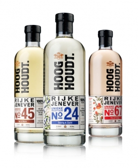 荷兰Hooghoudt品牌松子酒包装-瓶子和标签的完美匹配，底部有较厚像肩膀一样的瓶底，每个标签的背面印不同的颜色来营造一个温馨的反射，以提高风味的区别
