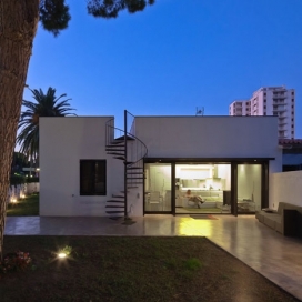 PC House-XVA建筑设计机构作品，建筑在西班牙东部，螺旋楼梯爬上屋顶露台，一个观海凉亭