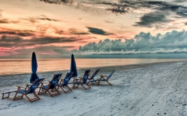 高清晰日落海滩上休闲的椅子壁纸