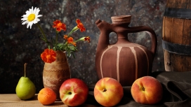 高清晰静态的自然饰品静物-苹果-梨-罐子-花瓶-桃子