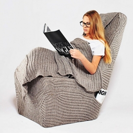一个集成毯子包裹温暖的冬天的秋/冬针织毛线椅子，可以作为一个头枕-波兰Aga Brzostek家居设计师作品