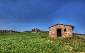 独屋-意大利托斯卡纳绿地上的小砖块房子