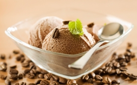 玻璃器皿里的巧克力冰淇淋甜品