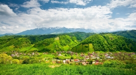 超级漂亮的绿色山区村庄