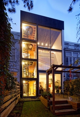 传统风格阁楼，三高的厨房和一个螺旋形的楼梯-荷兰Personal建筑室作品