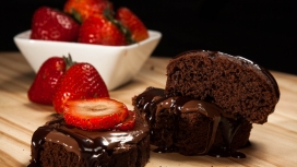 巧克力和草莓蛋糕