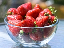 装满新鲜草莓的玻璃碗