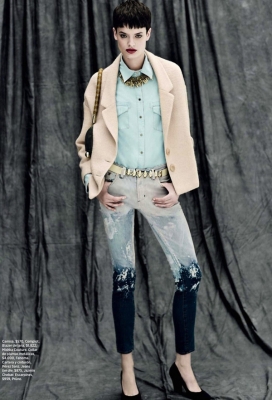 蓝色心情-Bazaar芭莎阿根廷，摇摆别致的外观令人印象深刻，超大牛仔夹克和油漆四溅牛仔裤，创建一个朋克的感觉