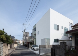 大阪纯白色的房子,看起来简单的块豆腐,楼高三层,有充足的自然光线，并在一楼为起居室