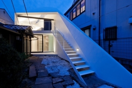东京都品川区房屋-一个超现代审美与传统风格的日本家庭建筑，二楼楼梯入口位于一楼的部分是专门为影楼空间