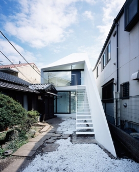 东京一条长长白色楼梯通向直奔顶楼的小房子