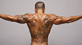 纹身肌肉男-背部健美运动