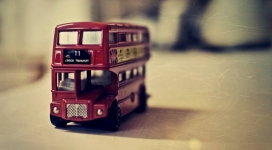 可爱的红色双层巴士公交车壁纸