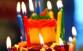 漂亮的生日蛋糕和五彩蜡烛