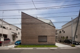 一个简单的框形的房子-建筑在日本镰仓市，西部右上角留下一个私人户外空间，阁楼区是孩子游戏室