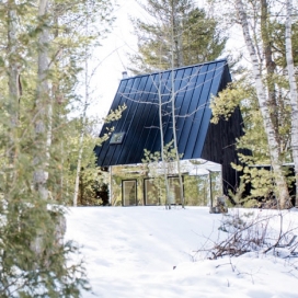 小屋湖-加拿大UUfie工作室作品-烧焦雪松的墙壁，建立在一个陡峭的坡屋顶，覆盖着黑色的钢，两个山墙端包裹烧焦雪松，以保护其免受白蚁和火灾